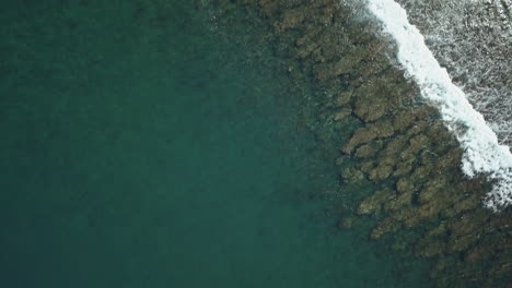 Disparo-De-Drones-A-Vista-De-Pájaro,-Avanzando-Por-Encima-Del-Arrecife-Y-Las-Olas-En-La-Isla-Mauricio