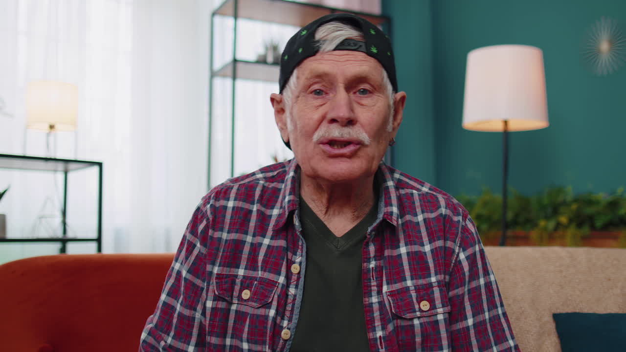 온라인 비디오 웹캠 통화를 하는 고령 할아버지의 pov 카메라를 바라보는 손을 흔들고