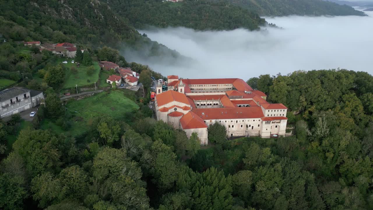 Riprese drone del Monastero di Santo Estevo e del nebbioso Canyon del Sil, Luintra, Spagna