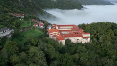 Drohnenaufnahmen-Des-Klosters-Santo-Estevo-Und-Des-Nebligen-Sil-Canyon,-Luintra,-Spanien