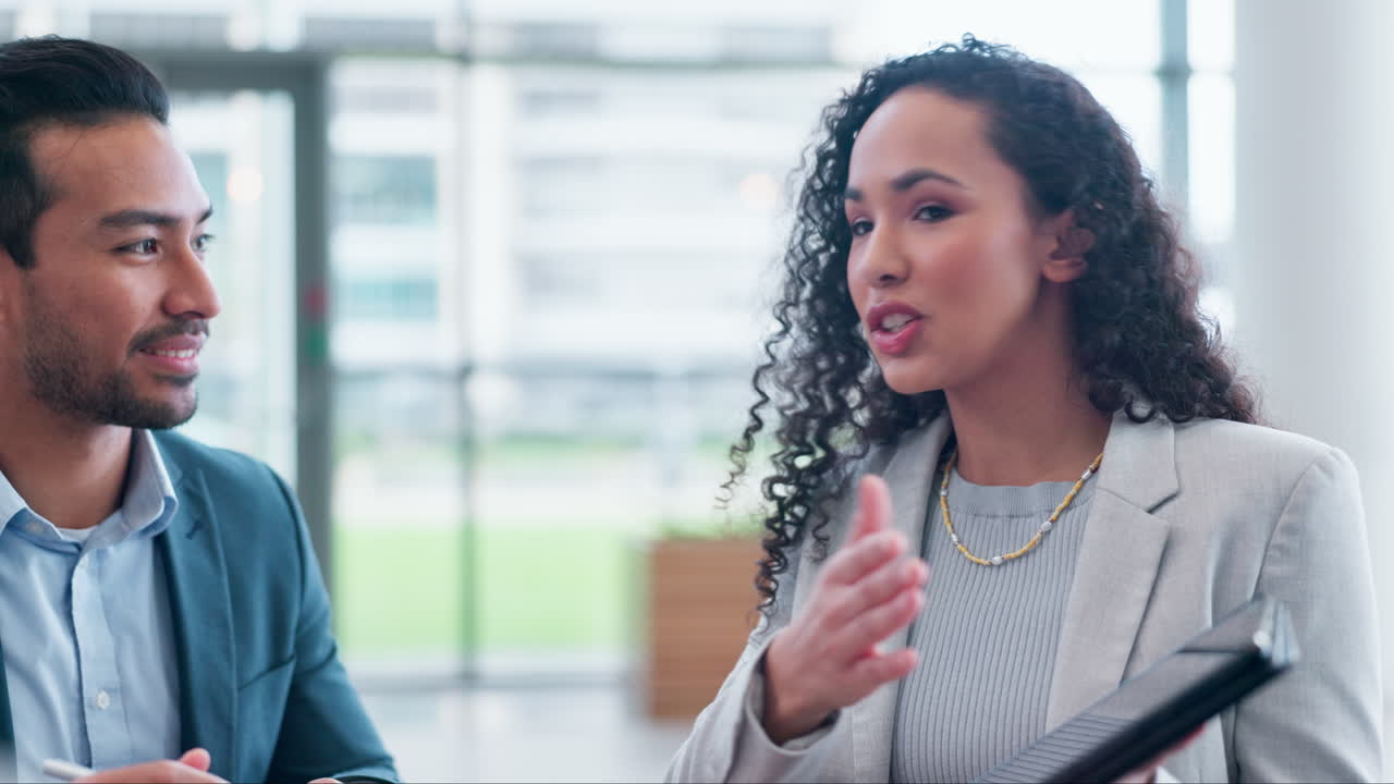 mujer de negocios, tableta y equipo de entrenamiento