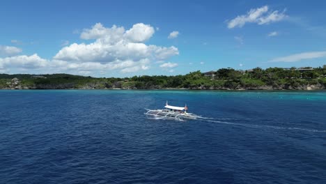 Barco-Tradicional-Banca-Bangka-En-Filipinas,-Barco-Bangka-En-La-Isla-De-Bohol-Con-Agua-Clara-En-Un-Hermoso-Día-Soleado