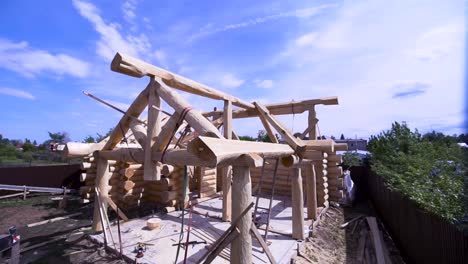 cabaña de madera en construcción