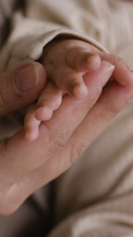 los padres sosteniendo la mano del bebé