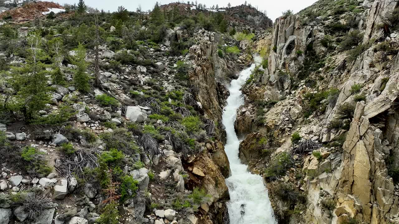 drone video de la primavera escorrentía obispo arroyo cae por las rocas en aspendell después de un gran invierno de nieve