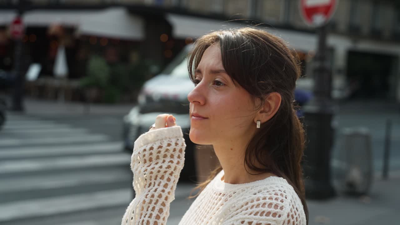 Giovane donna a Parigi