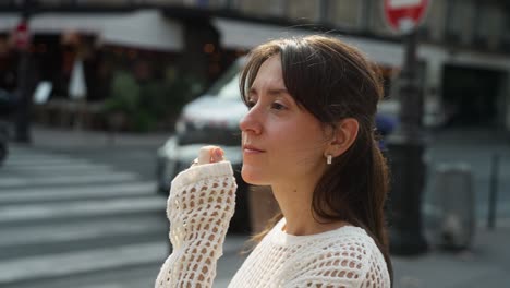 una joven en parís.