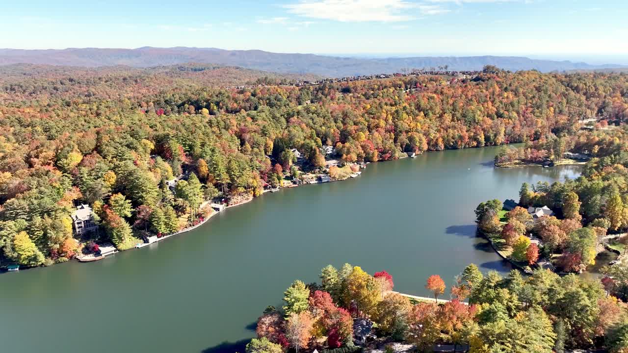 alta antena en el otoño, lago toxaway nc, carolina del norte