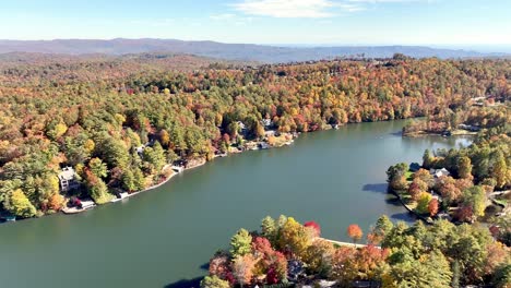 alta antena en el otoño, lago toxaway nc, carolina del norte