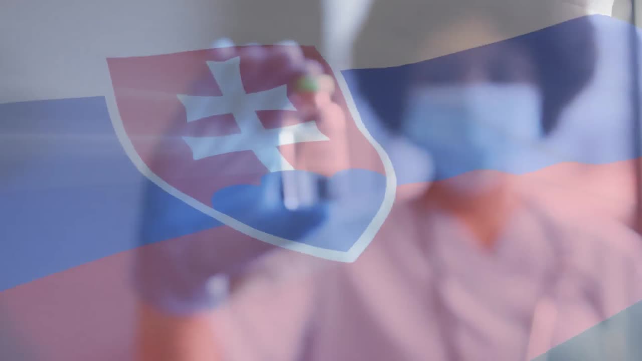 animación de la bandera de eslovaquia con una doctora con máscara facial y guantes sosteniendo la vacuna contra la covid
