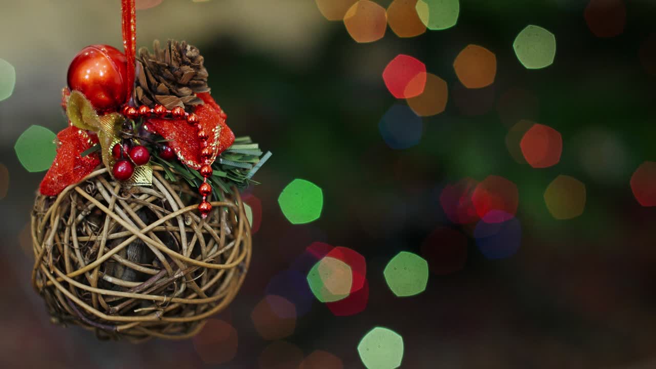 juguete de madera de navidad en las luces de bokeh. área del título