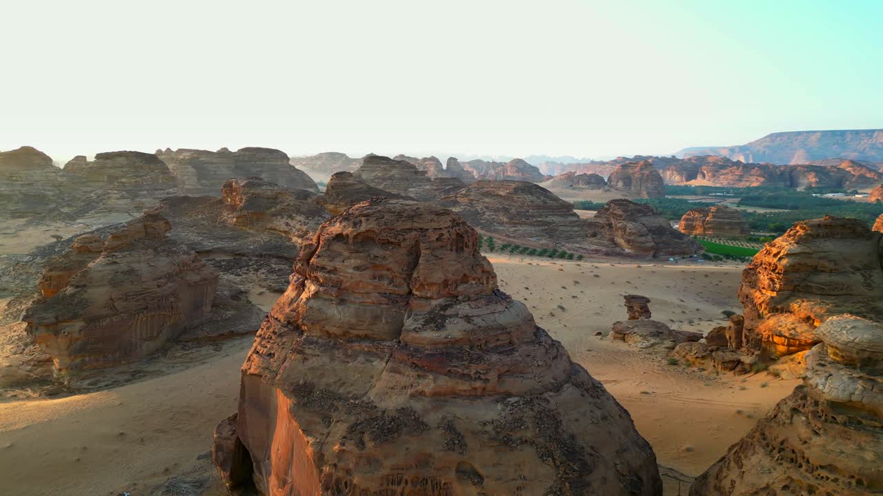 Luftfoto af store klipper og sandklitter i den arabiske ørken