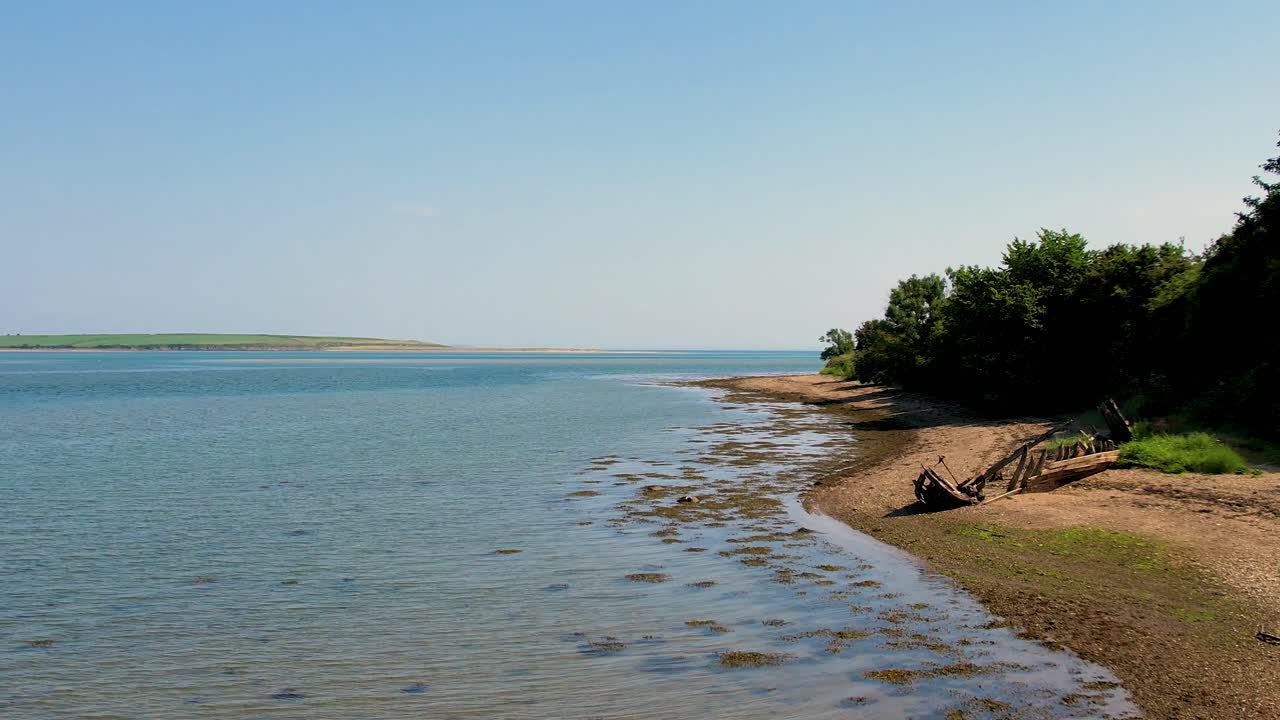 Een lage 4K drone-opname die vooruit beweegt van een scheepswrak op Saltmills Beach, Fethard, Wexford, Ierland