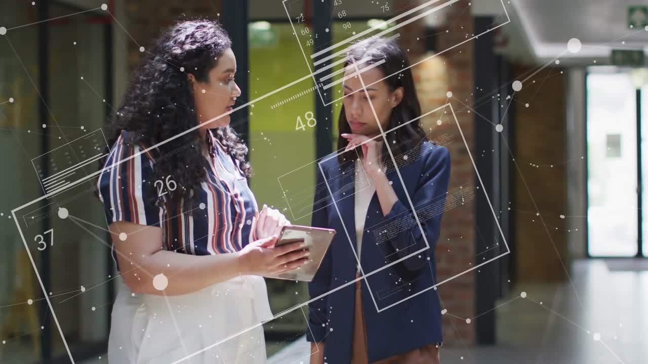 Un collega inclina il tablet verso un altro, quindi tocca lo schermo, analizzando le sovrapposizioni di dati aziendali aggiornati