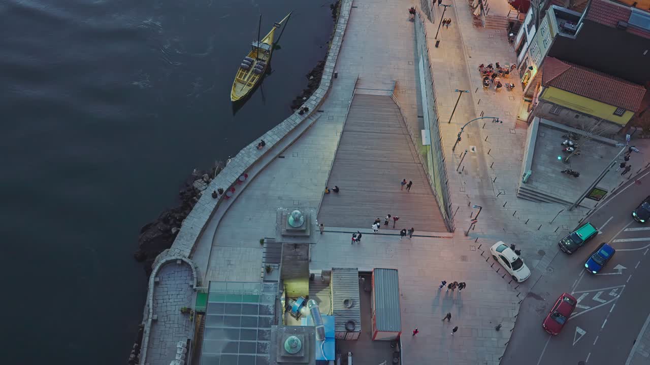 gente caminando cerca de la costa al atardecer