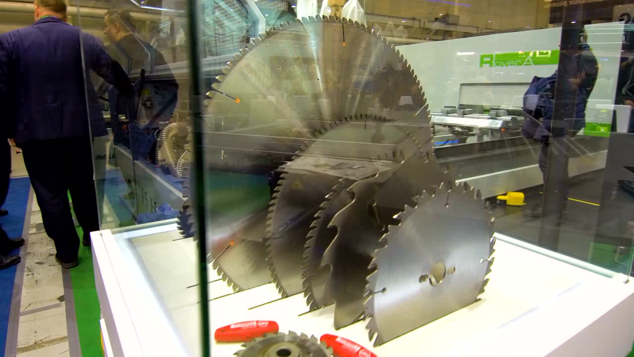 목재를 잘라내기 위한 다양한 종류의 도자기.