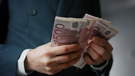 manos de primer plano contando billetes de dinero en euros en la oficina. gerente calculando billetes