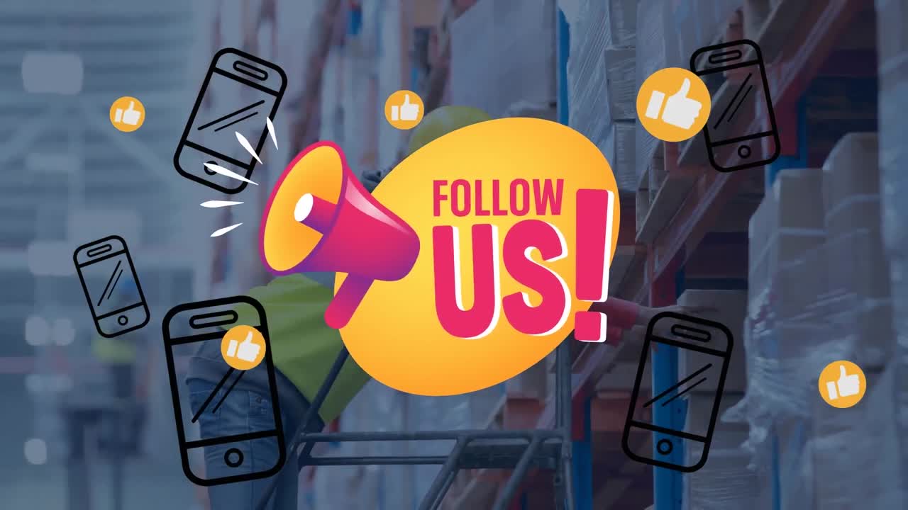 animación de texto e iconos de redes sociales sobre una trabajadora que mantiene la caja en el almacén.