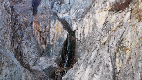 el arroyo fluye sobre una plataforma rocosa antes de caer sobre la espectacular cascada de boka