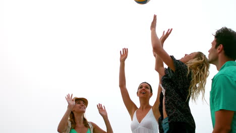 Amigos-Sonrientes-Jugando-Pelota-De-Playa