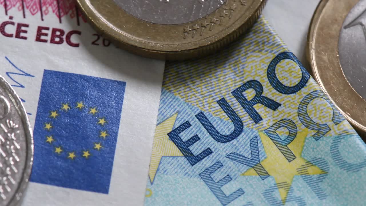 detalles del efectivo en euros: billetes y monedas en rotación lenta