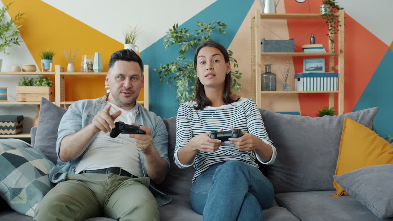 coppia che gioca a videogiochi a casa