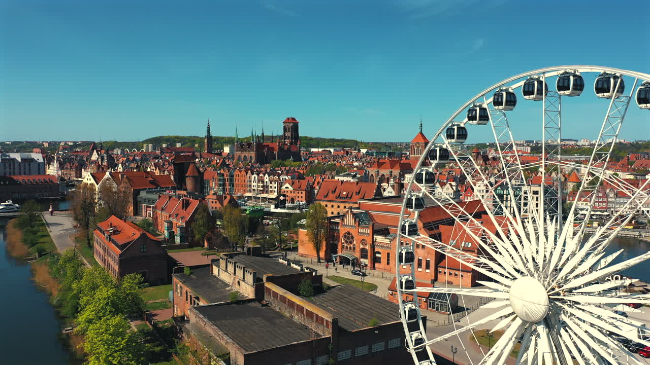 은 여름 날 에 옛 도시 와 주택 을 배경 으로 한 드론 이 그단스크 의 페리스  을 날아다니고 있다