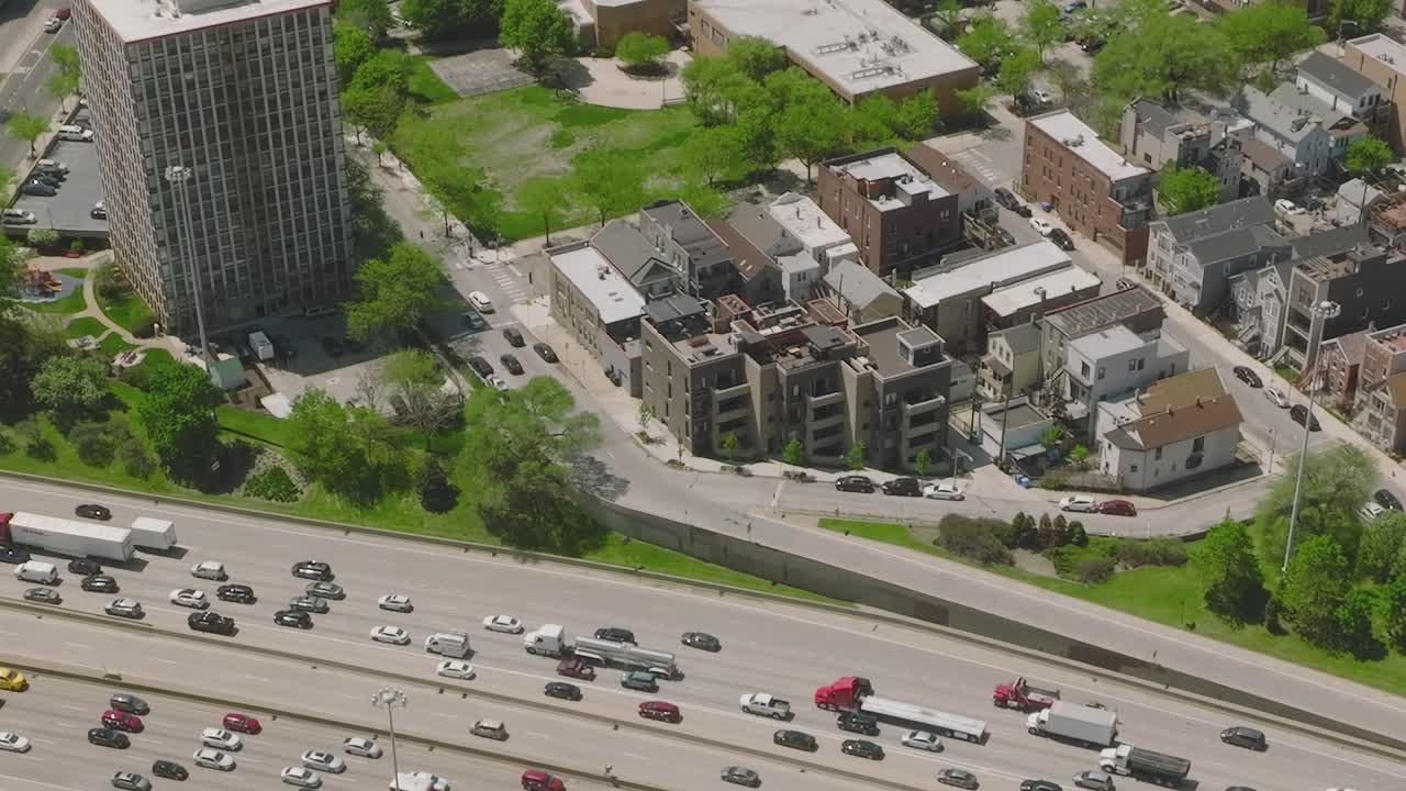 Aerial view of residential buildings and green spaces in Chicago