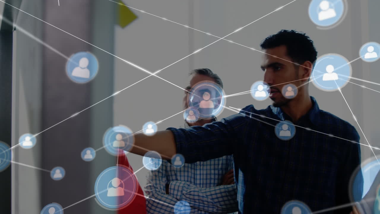 animación de iconos conectados sobre un hombre diverso explicando la estrategia empresarial a los compañeros de trabajo en la oficina