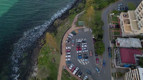 Autos-En-El-Estacionamiento-Al-Lado-De-La-Terraza-Goodwin-Y-La-Pista-Del-Mirador-Con-Vista-Al-Mar