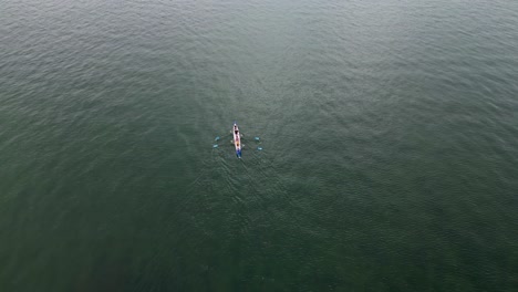 un bote de remo en un mar tranquilo