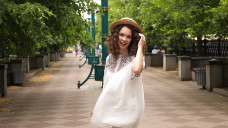 joven con un elegante vestido de verano