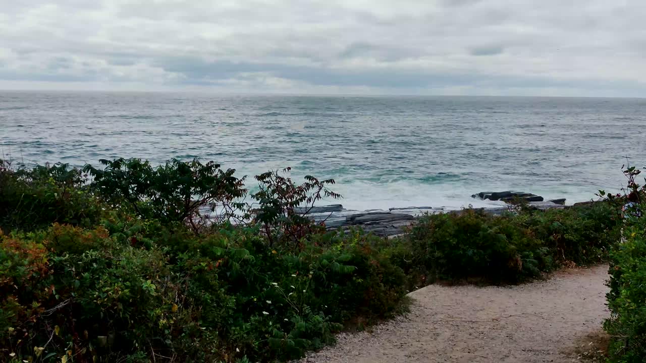 las advertencias de surf estaban en el parque estatal two lights en cabo elizabeth, yo