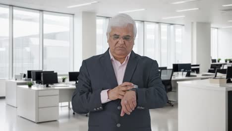 el gerente senior indio estresado esperando a alguien