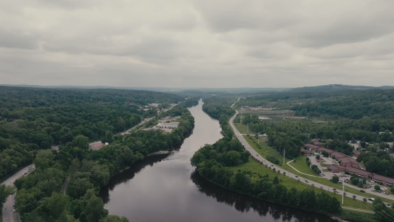 Vista panoramica del fiume Magog a Sherbrooke, Canada - Ripresa con drone