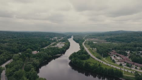 Vista-Panorámica-Del-Río-Magog-En-Sherbrooke,-Canadá---Disparo-De-Drone