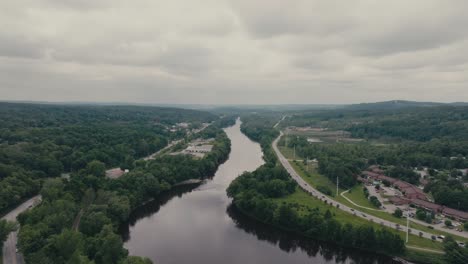 vista panorámica del río magog en sherbrooke, canadá - toma de un avión no tripulado