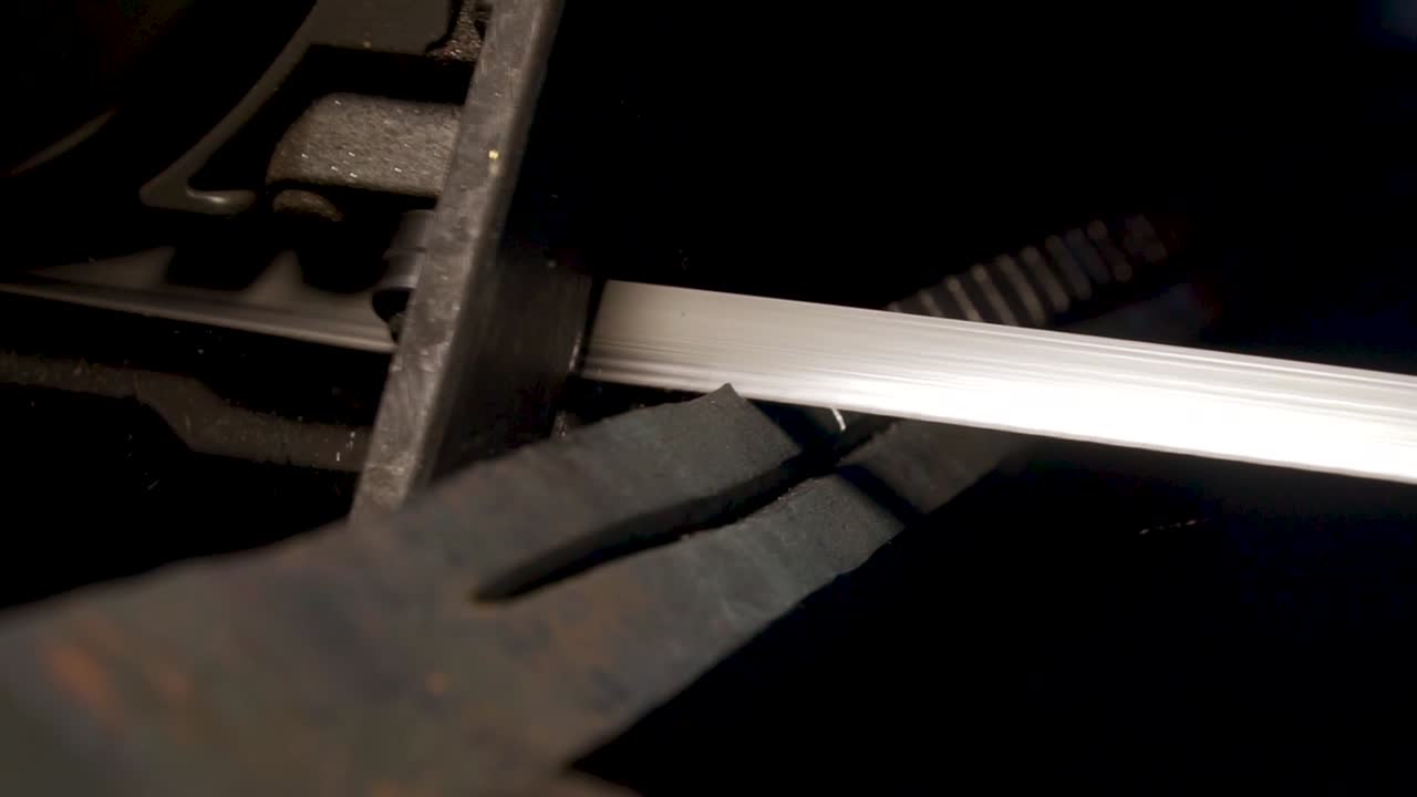 forja de metal de herrero en cámara lenta de 120 fps