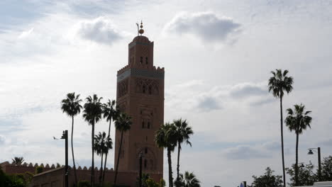 día soleado, estática, torre de la mezquita koutoubia en marrakech