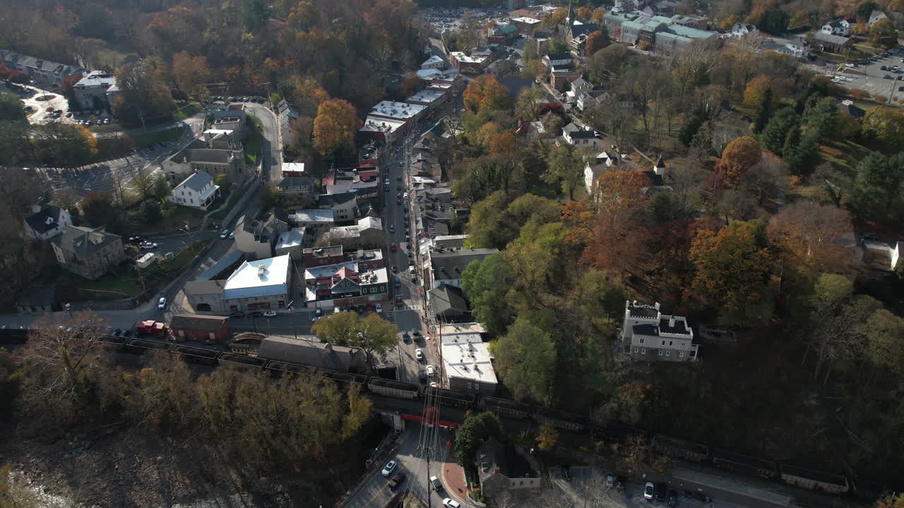 histórica ciudad de ellicott y tren de carga en el antiguo ferrocarril, vista aérea de drones en el soleado día de otoño, maryland, ee.uu.