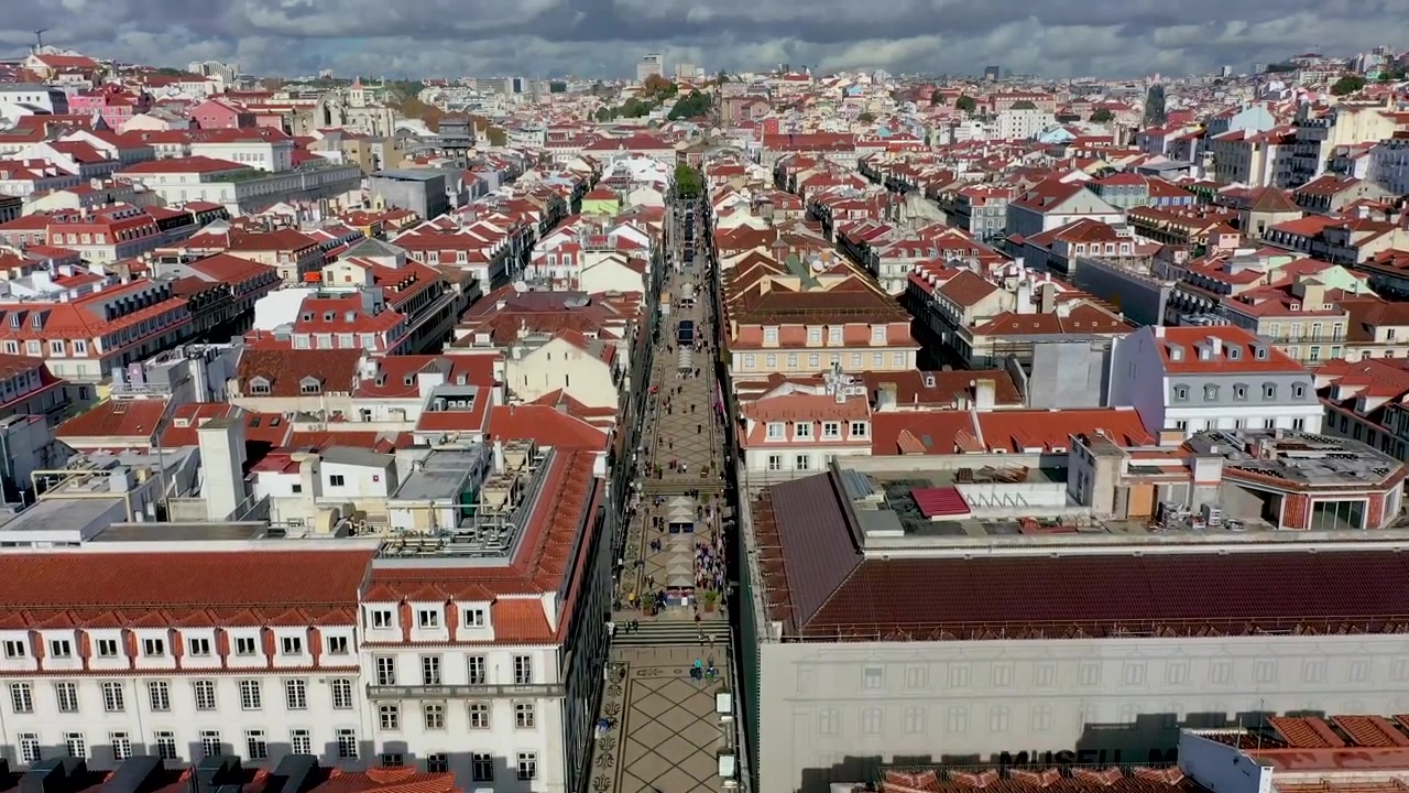 Sorvolando il monumento in Praça do Comércio, Lisbona