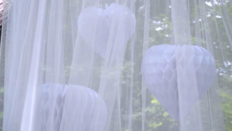 paño blanco transparente sobre fondo verde en el parque. hermoso velo de boda