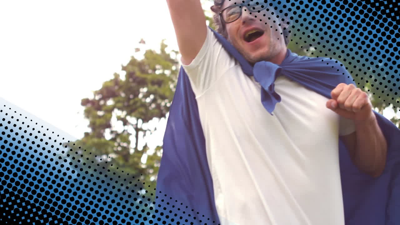 hombre con una capa fingiendo volar