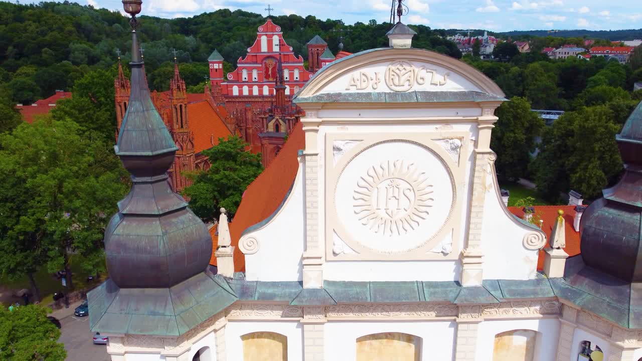 paisaje urbano de vilna con edificios históricos y vegetación exuberante, vista aérea