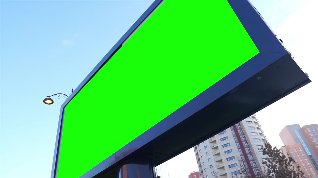 cartel de pantalla verde en la vida urbana, la ciudad. panel de publicidad en blanco, banner para el marketing. clave de croma signo vacío.