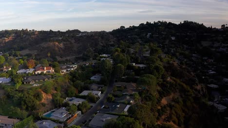 Toma-Panorámica-Aérea-De-Una-Comunidad-Al-Pie-De-Una-Colina-En-El-Sur-De-California