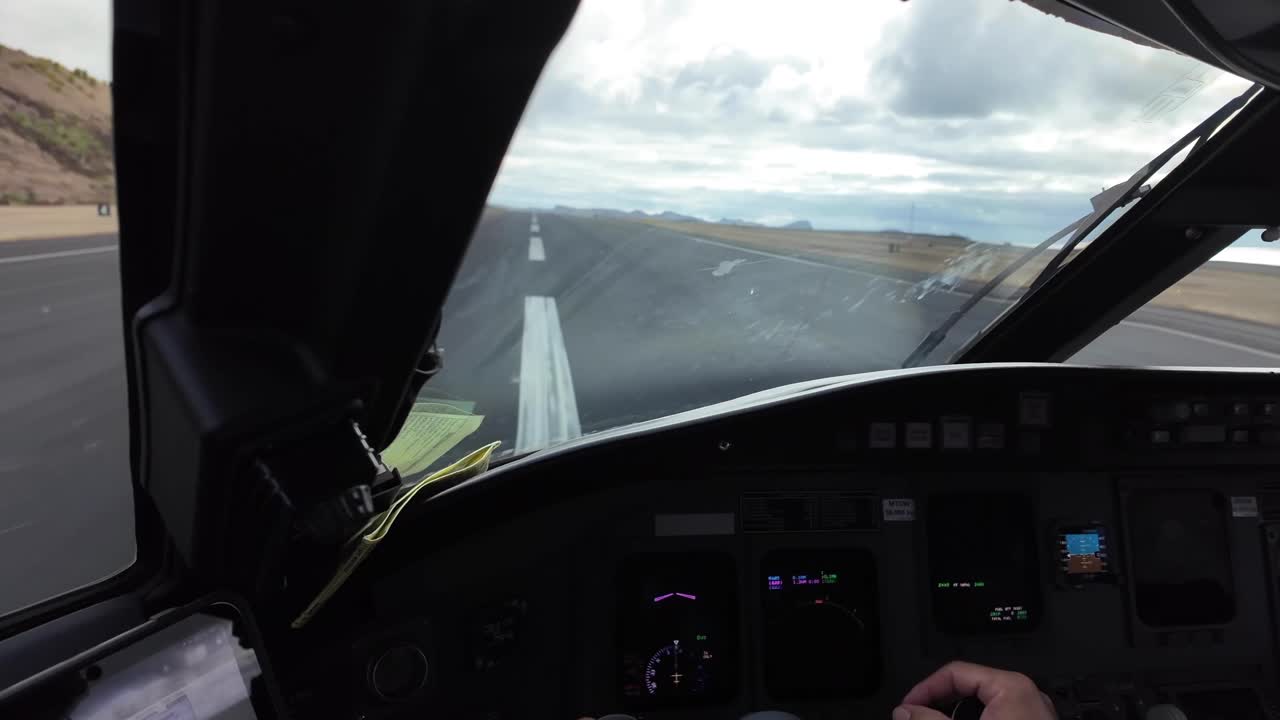 vista inmersiva desde la cabina de un avión que despega de la isla de funchal madeira