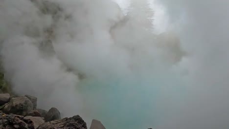 Umi-Jigoku-Oder-Meereshölle,-Aufgenommen-In-Beppu-Mit-Dampfendem-Geysir-Aus-Heißen-Quellen,-Der-Aus-Dem-Kobaltblauen-Wasser-Dampft