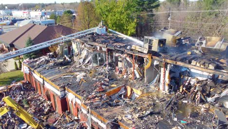 Bombero-Arroja-Agua-A-Un-Edificio-Quemado-Al-Borde-Del-Colapso