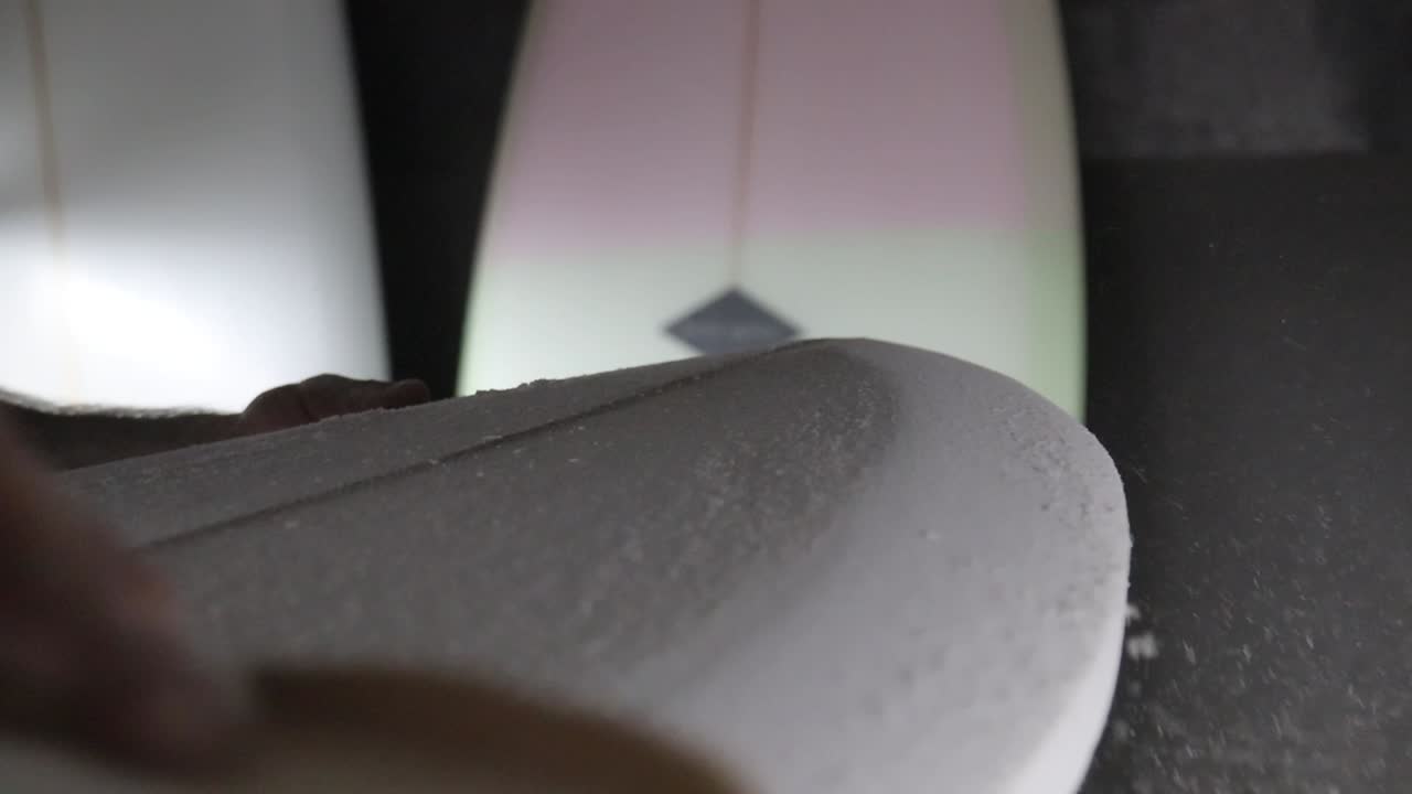 샌딩으로 서핑보드 만들기